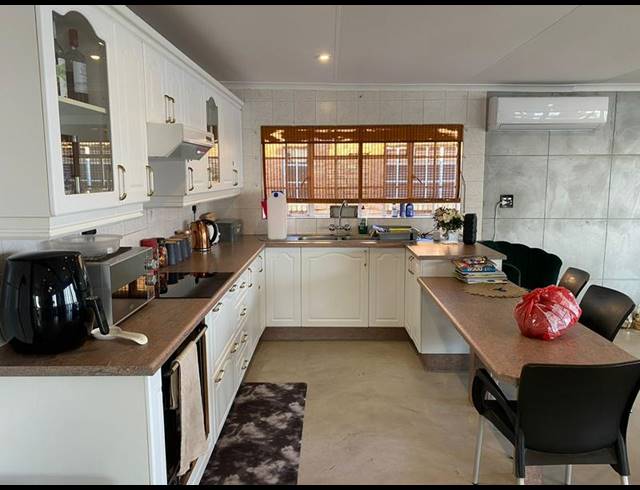 4 BEDROOM HOUSE FOR SALE IN BRONKHORST BAY